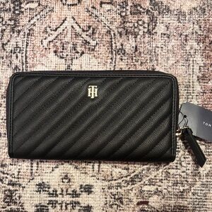 NWT Tommy Hilfiger Quilted Zip Wallet